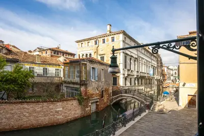 Vista generica su Venezia o vista sulla città dall'interno dell'affittacamere