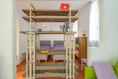 Letto o letti a castello in una camera di GuestHost - Torre dell'Orologio Apartment Padova