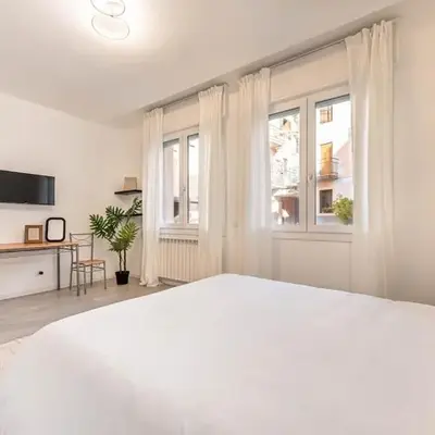 Free Parking and 4 bedrooms by Antoleo