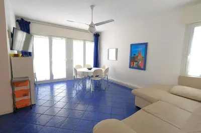 Area soggiorno di 3 CAMERE 6 POSTI LETTO 30m DAL MARE PIAZZA AURORA