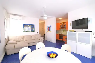 TV o dispositivi per l'intrattenimento presso 3 CAMERE 6 POSTI LETTO 30m DAL MARE PIAZZA AURORA