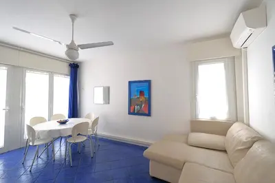 Area soggiorno di 3 CAMERE 6 POSTI LETTO 30m DAL MARE PIAZZA AURORA