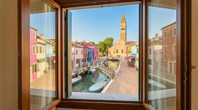 Vista generica su Burano o vista sulla città dall'interno dell'appartamento