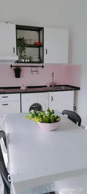 Cucina o angolo cottura di APPARTAMENTO ROSA OVER THE RAINBOW APARTMENTS Lido di Jesolo