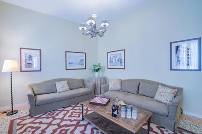 Area soggiorno di Canaletto Apartment with Canal View in Dorsoduro