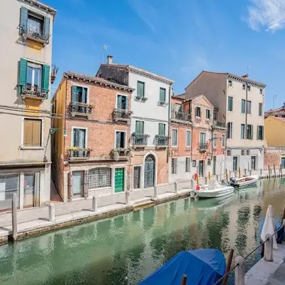 Canaletto Apartment with Canal View in Dorsoduro