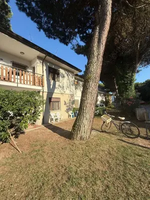 Giardino di Cozy flat with private parking in Rosolina Mare