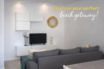 TV o dispositivi per l'intrattenimento presso Jesolo Lido Apartment with Pool Balcony & Beach Nearby