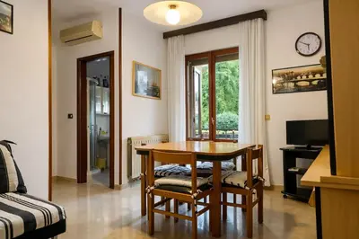 Area soggiorno di Vespucci House Appartamento vicino alla Spiaggia con Aria Condizionata e Parcheggio Gratuito