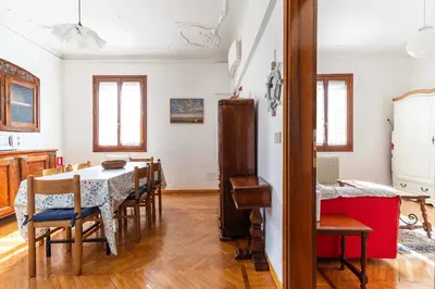 Area soggiorno di Casa del Sole ,sleep up to 6, 2 bathrooms,1 minute from the beach