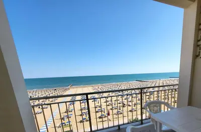 Vista generica sul mare o vista sul mare dall'interno dell'appartamento