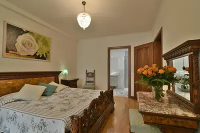 Letto o letti in una camera di PadovaResidence Apartments - vista Piazza delle Erbe e Palazzo della Ragione