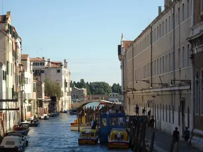Vista generica su Venezia o vista sulla città dall'interno dell'appartamento