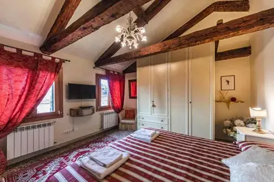 Letto o letti in una camera di San Lio Suite:Close to S Marco square & wi-fi