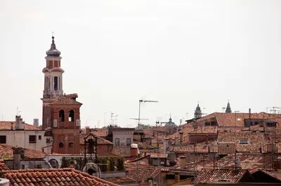 Vista generica su Venezia o vista sulla città dall'interno dell'appartamento