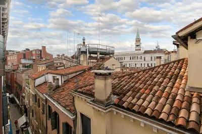 Vista generica su Venezia o vista sulla città dall'interno dell'appartamento
