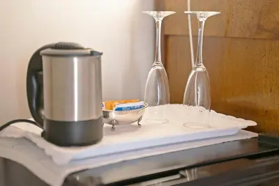 Set per la preparazione di tè e caffè presso Mini Suite Deluxe Isola di Mezzo