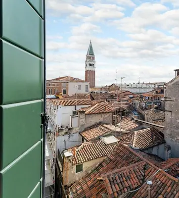 Vista generica su Venezia o vista sulla città dall'interno dell'appartamento
