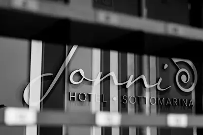 Certificato, attestato, insegna o altro documento esposto da Hotel Jonni