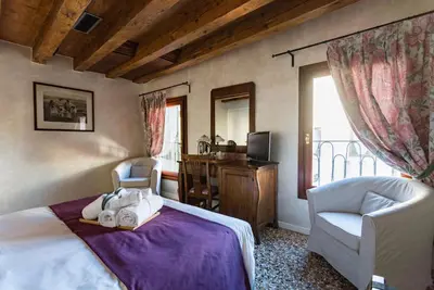 Letto o letti in una camera di Locanda Ai Santi Apostoli Sul Canal Grande - Ferretti Hotels Collection