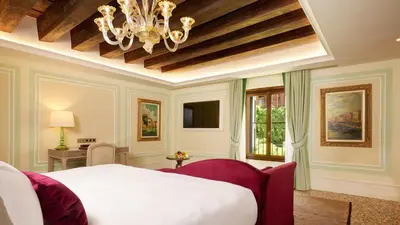 Letto o letti in una camera di Hotel Palazzo Giovanelli e Gran Canal
