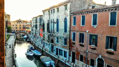 Vista generica su Venezia o vista sulla città dall'interno dell'appartamento