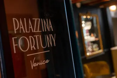 Certificato, attestato, insegna o altro documento esposto da Palazzina Fortuny