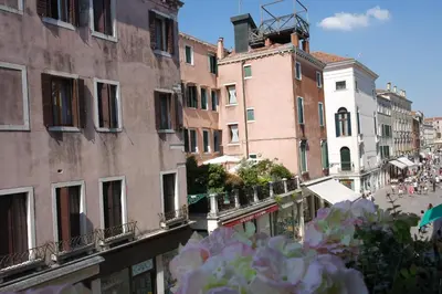 Vista generica su Venezia o vista sulla città dall'interno dell'appartamento