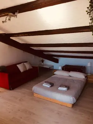 Letto o letti in una camera di La mansardina