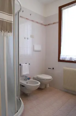 Bagno di Appartamenti Villa Paola-Pochi passi dal mare-Zona piazza Aurora-Lido di Jesolo