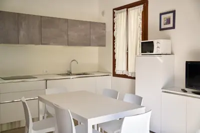 Cucina o angolo cottura di Appartamenti Villa Paola-Pochi passi dal mare-Zona piazza Aurora-Lido di Jesolo