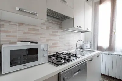 Cucina o angolo cottura di San Polo Canal View Apartments by Wonderful Italy