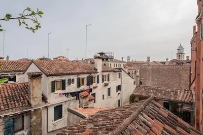 Vista generica su Venezia o vista sulla città dall'interno dell'appartamento