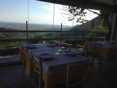 Vista generica sulle montagne o vista sulle montagne dall'interno dell'agriturismo