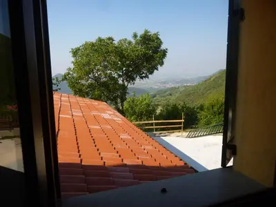 Vista generica sulle montagne o vista sulle montagne dall'interno dell'agriturismo