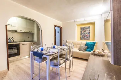 Cucina o angolo cottura di Susy Biennale Apartment - Canal View and Garden