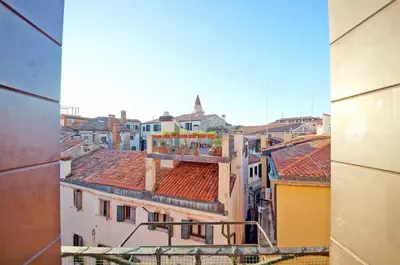 Vista generica su Venezia o vista sulla città dall'interno dell'appartamento