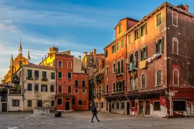 Vista generica su Venezia o vista sulla città dall'interno dell'appartamento