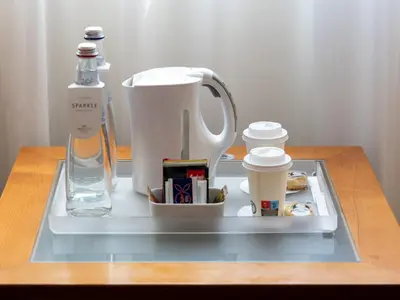 Set per la preparazione di tè e caffè presso Crowne Plaza Venice East by IHG