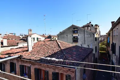 Vista generica sulle montagne o vista sulle montagne dall'interno dell'appartamento