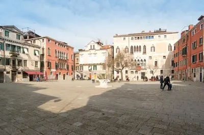 Vista generica su Venezia o vista sulla città dall'interno della casa vacanze