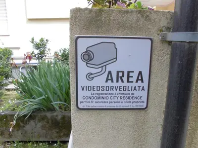 Certificato, attestato, insegna o altro documento esposto da Solo TUO