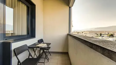 Vista generica sulle montagne o vista sulle montagne dall'interno dell'aparthotel