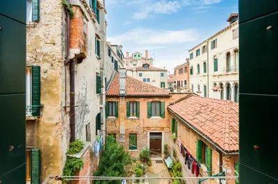 Vista generica su Venezia o vista sulla città dall'interno dell'appartamento