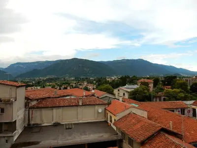 Vista generica sulle montagne o vista sulle montagne dall'interno dell'hotel