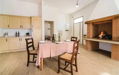 Cucina o angolo cottura di Awesome Apartment In Valnogaredo Pd