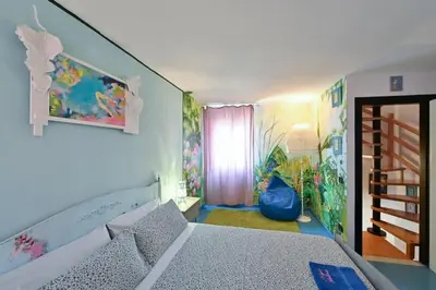 Letto o letti in una camera di Night Galleria holiday home - bed & art in Burano - the pink house