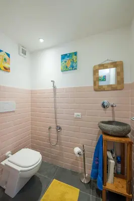 Bagno di Night Galleria holiday home - bed & art in Burano - the pink house