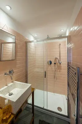 Bagno di Night Galleria holiday home - bed & art in Burano - the pink house