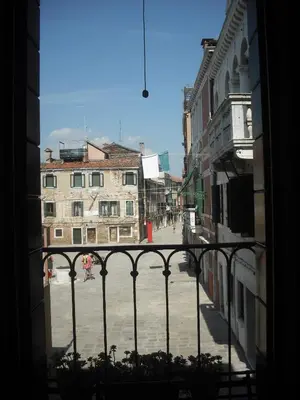 Vista generica su Venezia o vista sulla città dall'interno dell'appartamento